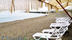 Комфортный пляж с мелкой галькой и лежаками для удобного отдыха в отеле в Сочи «Жемчужина Кавказа»