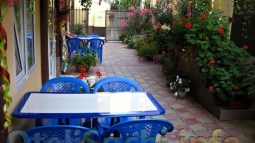 Летняя терраса со столиками и местом для приготовления шашлыков в отеле в Сочи «Марго»
