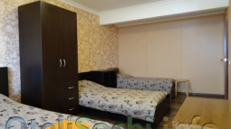 3-х местный номер мини отеля в Сочи с мягкими кроватями, корпусной мебелью, телевизором и удобствами с душевой кабиной.