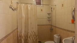 Ванные комнаты жилого номерного фонда гостевого дома в Сочи «Тайвер»