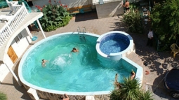 Открытый бассейн на территории отеля