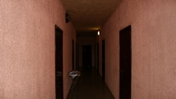 Белая Волна мини-гостиница, коридор - В коридоре располагаются гладильные доски.