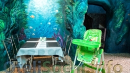 Кафе в отеле «Эв Роше» с предусмотренными детскими стульчиками для кормления