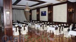 Ресторан в современном классическом стиле с достойным сервисом в отеле «Прибой»