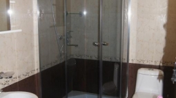 Ванная комната с современной сантехникой и душевой кабиной в одном из номеров отеля в Сочи «Елизавета»