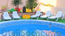 Открытый бассейн отеля в Сочи «Таис» с пляжными принадлежностями и играми