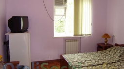 телевизор в номере с холодильником и ванной комнатой в одной из категорий номерного фонда отеля в Сочи «Таис»