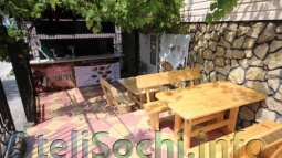 Место для приготовления сочного шашлыка с овощами на мангале в летнем дворике гостевого дома в Сочи «Райский уголок»